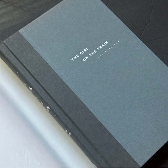 SIGNED - The Girl on The Train by Paula Hawkins | Fiction, Thriller | HC - Picture 7 of 9